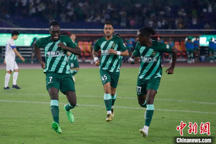 浙江在黄龙体育中心击败武汉三镇实现三连胜，