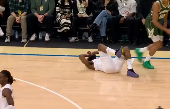 哈登带伤高效输出 骑士逆转雄鹿险胜