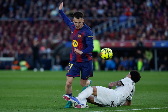 巴萨中场卡萨多遭多支豪门追逐 沙特土豪俱乐部