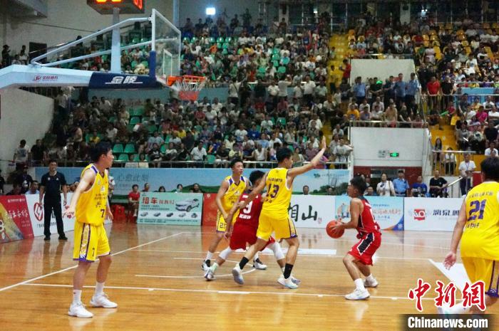 深圳队首战告捷力克香港队 全国限高篮球赛揭幕