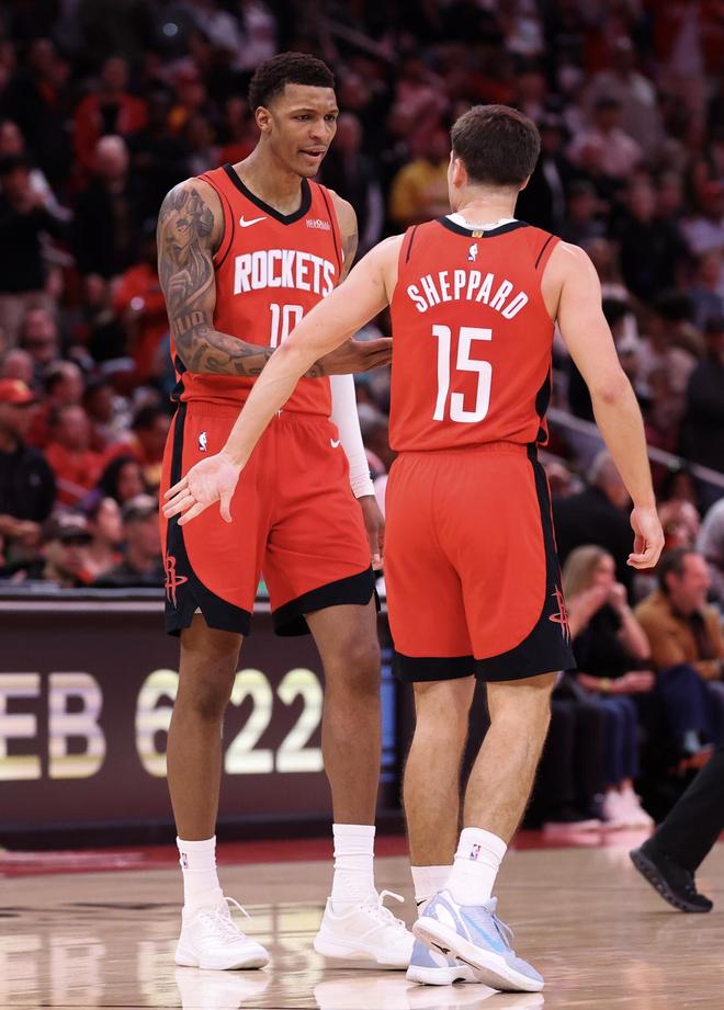 火箭队险胜鹈鹕重返西部第三 谢泼德18分成替补