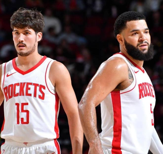 火箭队险胜鹈鹕重返西部第三 谢泼德18分成替补