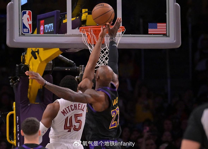 詹姆斯单防限制莫布里 骁勇表现助湖人完胜骑士