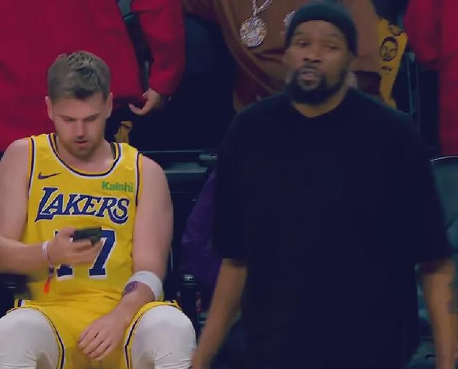 杜兰特伤退火箭惨败湖人擒首胜