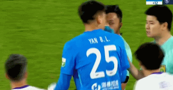 中超焦点战争议判罚引爆舆论场